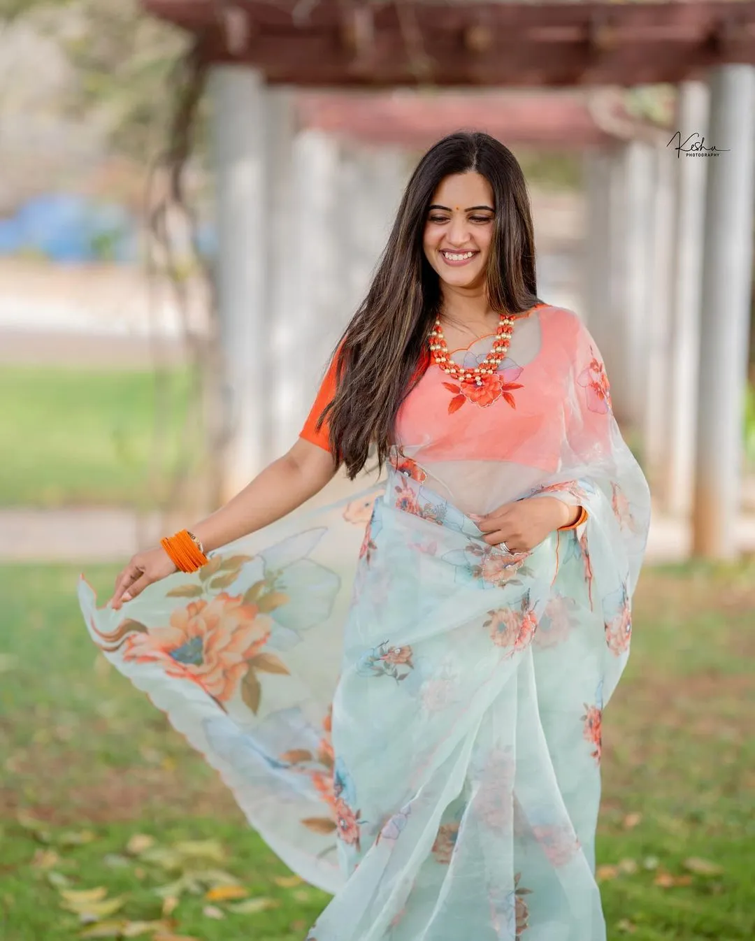 INDIAN TV ANCHOR SRAVANTHI CHOKARAPU IN LIGHT GREEN SAREE ORANGE BLOUSE 10